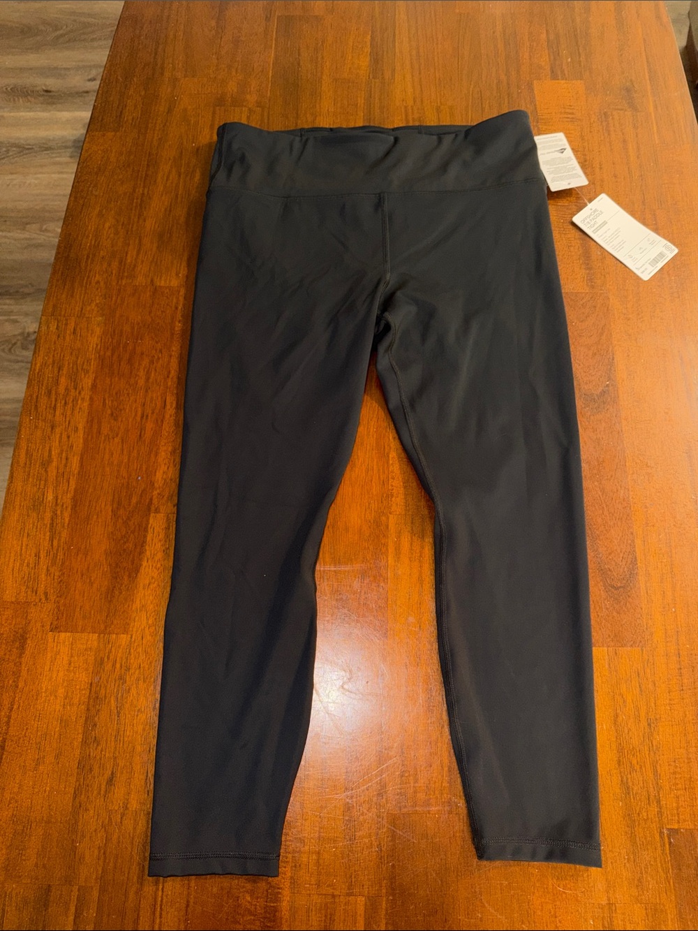Athleta Ladies NWT Offshore 7/8 Paddle tight capri leggings. Large. Black.